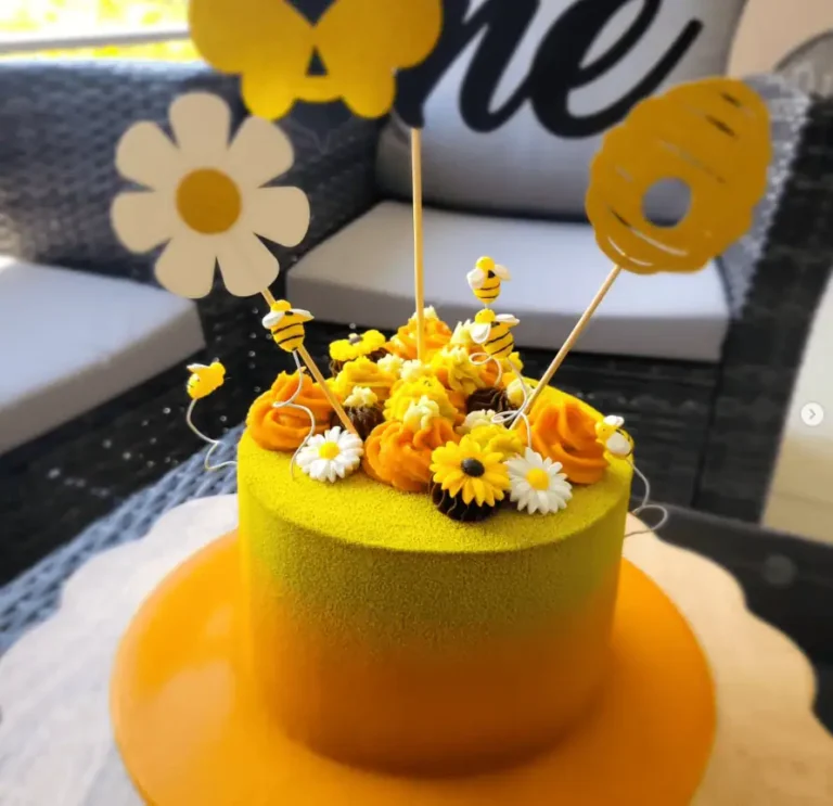Minuet Cakes Yellow Bee Cake 768x743